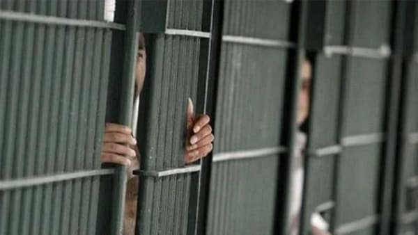 पाकिस्तानात महिला पोलिसाचे घृणास्पद कृत्य, महिला कैद्याला नग्न नाचवले