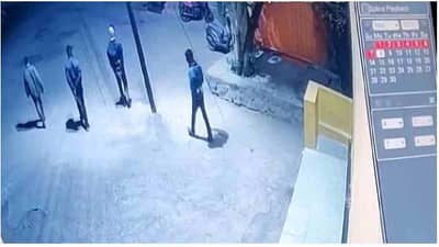 डोणगावात घरफोडी करणारे चोरटे सीसीटीव्हीत बिनधास्त फिरताना कैद, नागरिकांनी आवाज देताच पसार झाले...