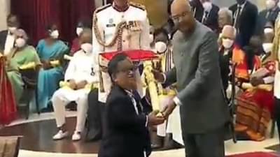 VIDEO: मूर्ती लहान पण किर्ती महान, केवाय वेंकटेश यांचा सन्मान करण्यासाठी राष्ट्रपती उतरले मंचावरुन खाली