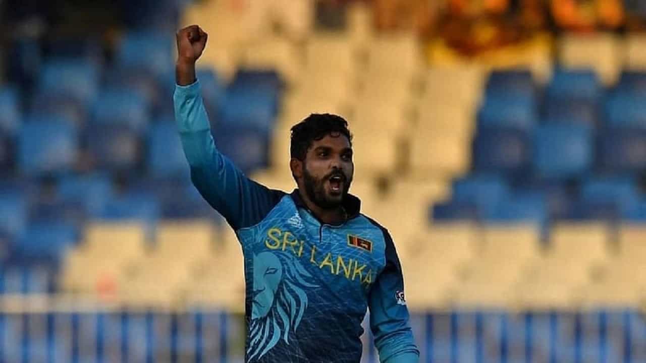 आयसीसीने बुधवारी यंदाची टी20 रँकिंग जाहीर केली. ज्यानुसार फलंदाजीमध्ये पाकिस्तानचा कर्णधार बाबर आजम अव्वलस्थानी असून गोलंदाजीमध्ये श्रीलंकेच्या वानिंदु हसरंगाने पहिलं स्थान पटकावलं आहे. विश्वचषकातील कामगिरीचा वानिंदूला फायदा झाला आहे.