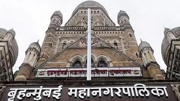 Mumbai : बीएमसी सभागृहाबाहेर भाजप नगरसेवकांची निदर्शने, मानखुर्द येथील उड्डाणपुलाचं नाव बदलण्याची मागणी