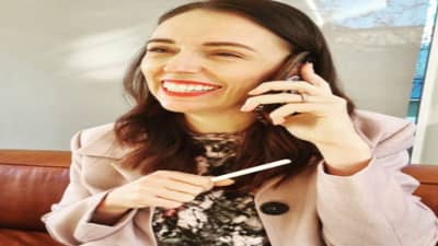 VIDEO: जेव्हा न्यूझीलंडच्या पंतप्रधानांची अडीच वर्षांची मुलगी फेसबुक लाईव्हच्या मध्ये येते! बघा हा मजेदार आणि भावपूर्ण संवाद