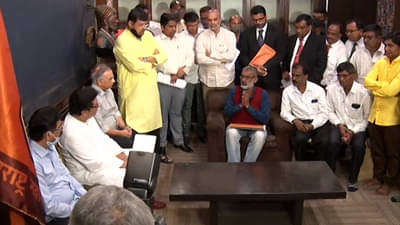 VIDEO: साहेब, हातजोडून विनंती आहे सातवा वेतन आयोग लागू करा, नाही तर आज 37 गेले, उद्या 370 होतील; एसटी कामगारांचा कृष्णकुंजवर टाहो