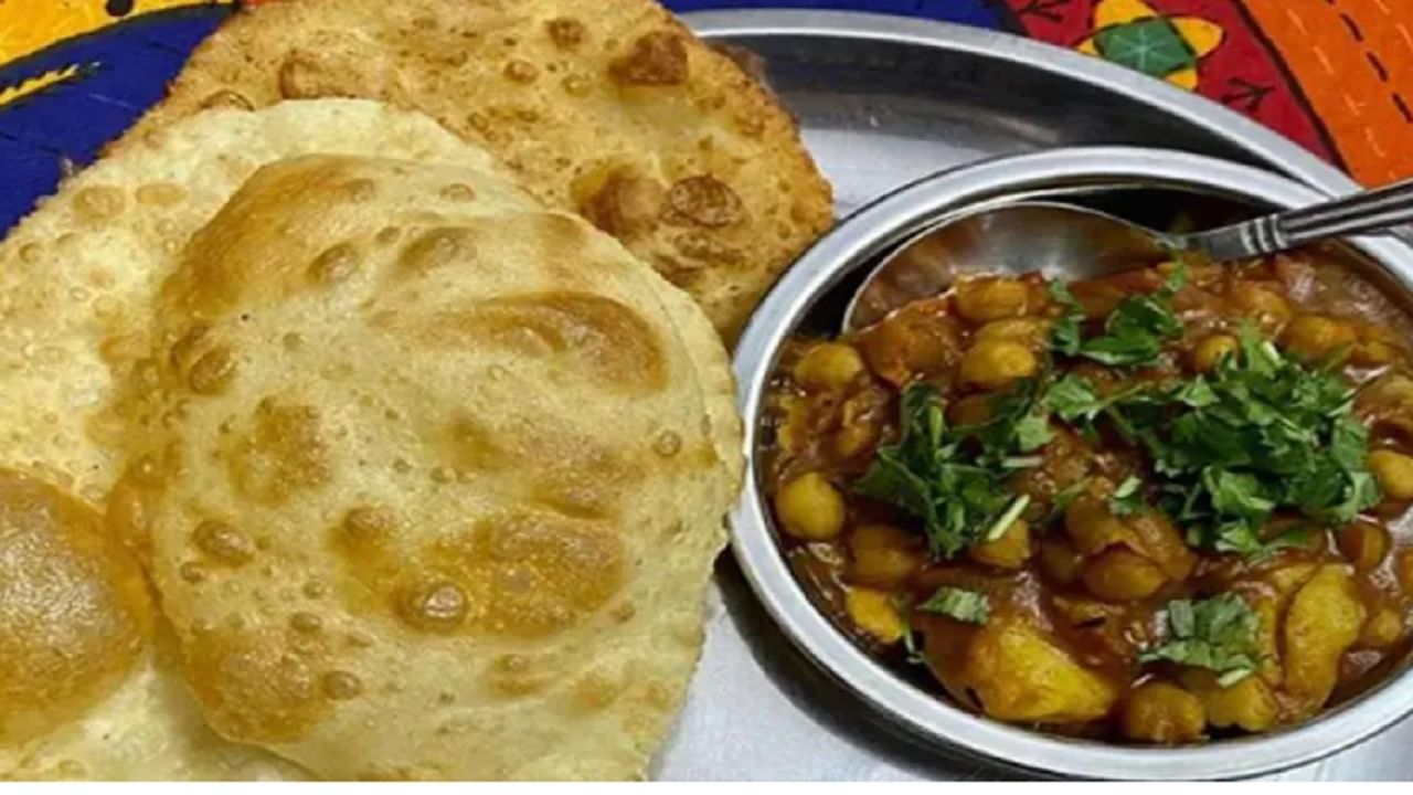 छोले भटुरे हा भारतातील सर्वात प्रसिद्ध पदार्थांपैकी एक आहे. कमी पैशात पोट भरण्यासाठी हा खास पदार्थ आहे. छोले भटुरे हा पंजाबी लोकांचा आवडता पदार्थ आहे आणि तो सहसा स्ट्रीट फूड म्हणून जास्त खाल्ले जाते.
