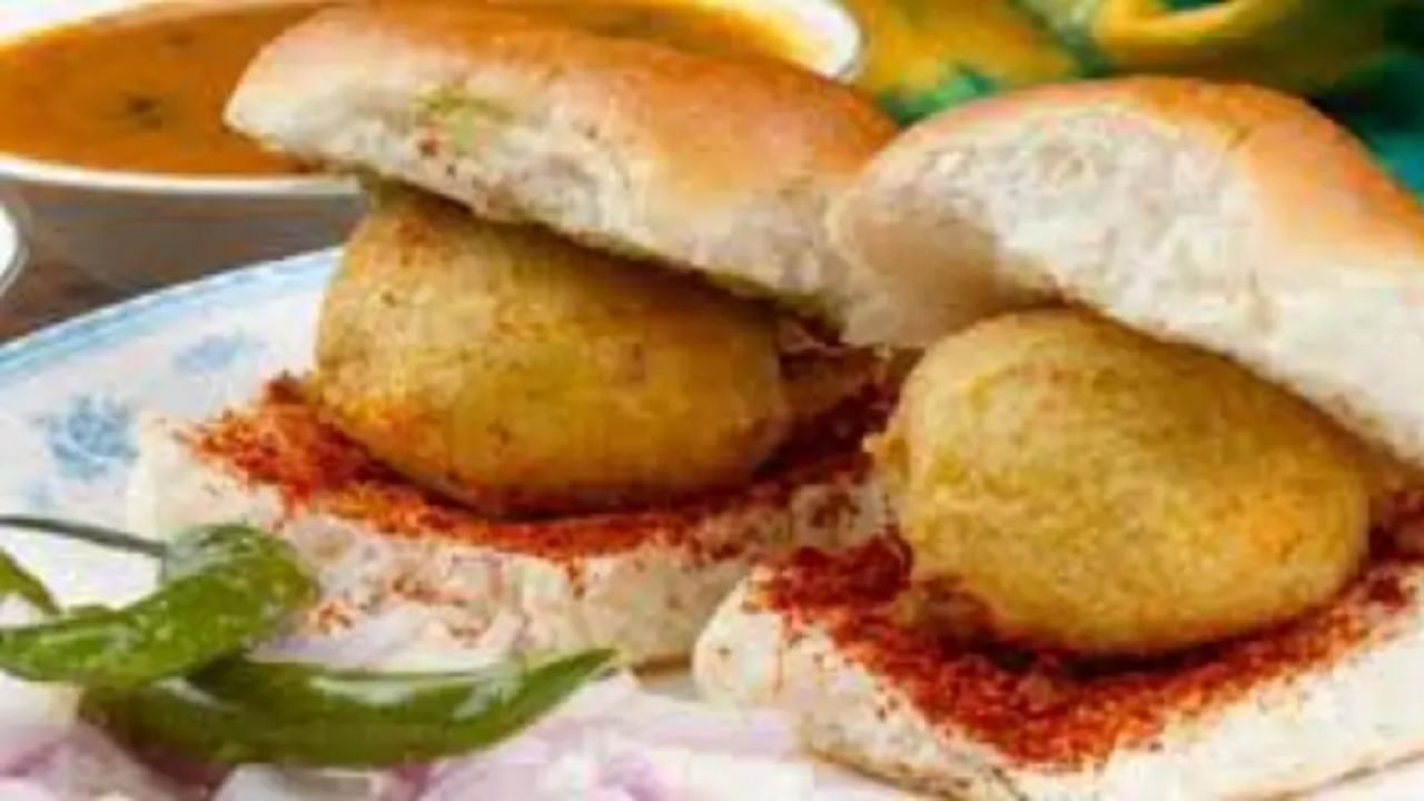 वडा पाव हे मुंबईचे प्रसिद्ध खाद्य असले तरी हळूहळू ते संपूर्ण भारतातील प्रसिद्ध स्ट्रीट फूड बनले आहे. बटाट्याचे वडे पावाच्या आत ठेवून वडा पाव बनवला जातो. 