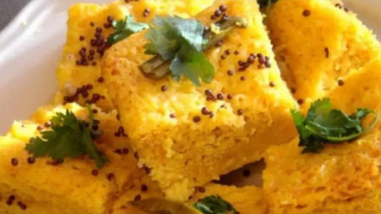ढोकळा हा प्रसिद्ध पदार्थांपैकी एक आहे. गुजरातची ही डिश संपूर्ण भारतात प्रसिद्ध आहे.