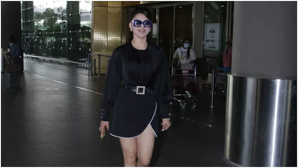 अभिनेत्री उर्वशी रौतेला (Urvashi Rautela) तिच्या बोल्ड आणि ग्लॅमरस स्टाईलमुळे नेहमीच चर्चेत असते. नुकतीच उर्वशी विमानतळावर स्पॉट झाली होती. यावेळी ती पूर्ण ब्लॅक आऊटफिटमध्ये दिसली होती.