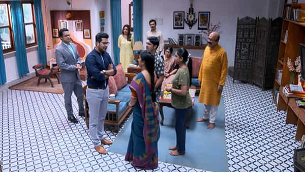 छोट्या पडद्यावरची ‘आई कुठे काय करते’ (Aai Kuthe Kay Karte) ही मालिका प्रचंड गाजते आहे. मालिकेचं भावनिक कथानक आणि एका आईची गगनभरारी असा आशय घेऊन पुढे चाललेली ही मालिका प्रेक्षकांना देखील प्रचंड भावते आहे. मात्र, आता मालिकेत एक नवं वळण आलं आहे. घटस्फोट झाल्यानंतर आता आई अर्थात ‘अरुंधती’च्या आयुष्यात एका नव्या व्यक्तीची एन्ट्री झाली आहे.