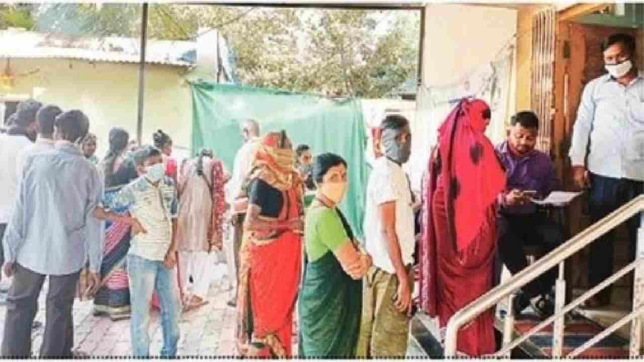 रेशन-पेट्रोल बंद झाल्यावर लसीकरणासाठी नागरिकांच्या रांगा, औरंगाबादेत आरोग्य केंद्रांवर गर्दी रेशन-पेट्रोल बंद झाल्यावर लसीकरणासाठी नागरिकांच्या रांगा, औरंगाबादेत आरोग्य केंद्रांवर गर्दी
