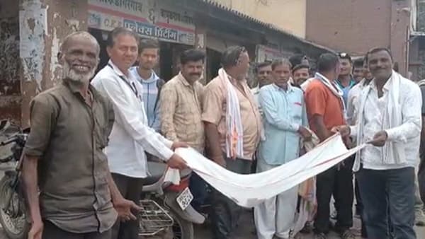 अकोल्यात एसटी कर्मचाऱ्यांचे भिक मांगो आंदोलन, भिकाऱ्याचे डोळेही पाणावले....!