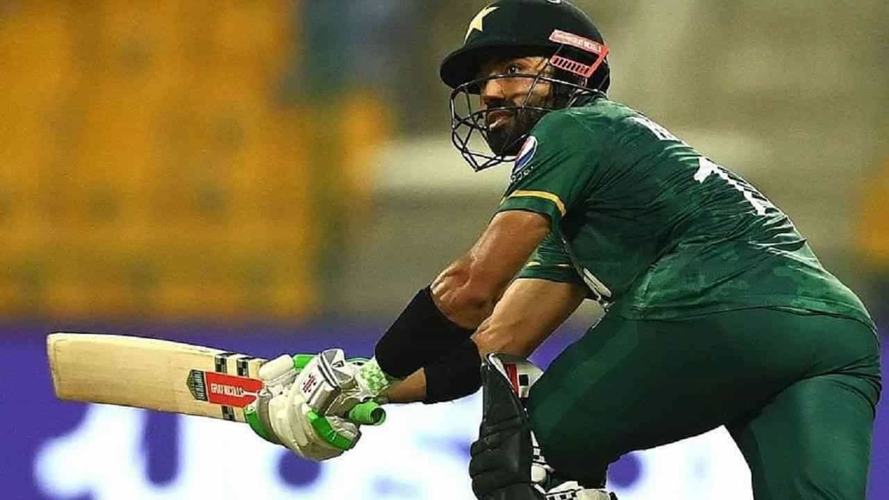 पाकिस्तानचा यष्टीरक्षक मोहम्मद रिजवान (Mohammad Rizwan)
ऑस्ट्रेलियाविरुद्धच्या सेमीफायनलच्या सामन्यातही दमदार कामगिरी करत अर्धशतक झळकावलं आहे. यासोबत त्याने एका नव्या विक्रमाला गवासणी घातली आहे.