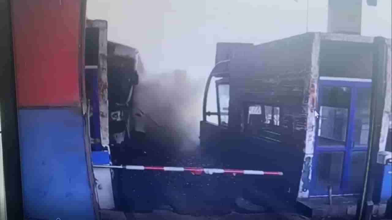 VIDEO | गुजरातमध्ये खाजगी ट्रॅव्हल्स बसचा भीषण अपघात, प्रवाशांनी भरलेली बस टोल प्लाझामध्ये घुसली; अपघाताचा थरार सीसीटीव्हीमध्ये कैद