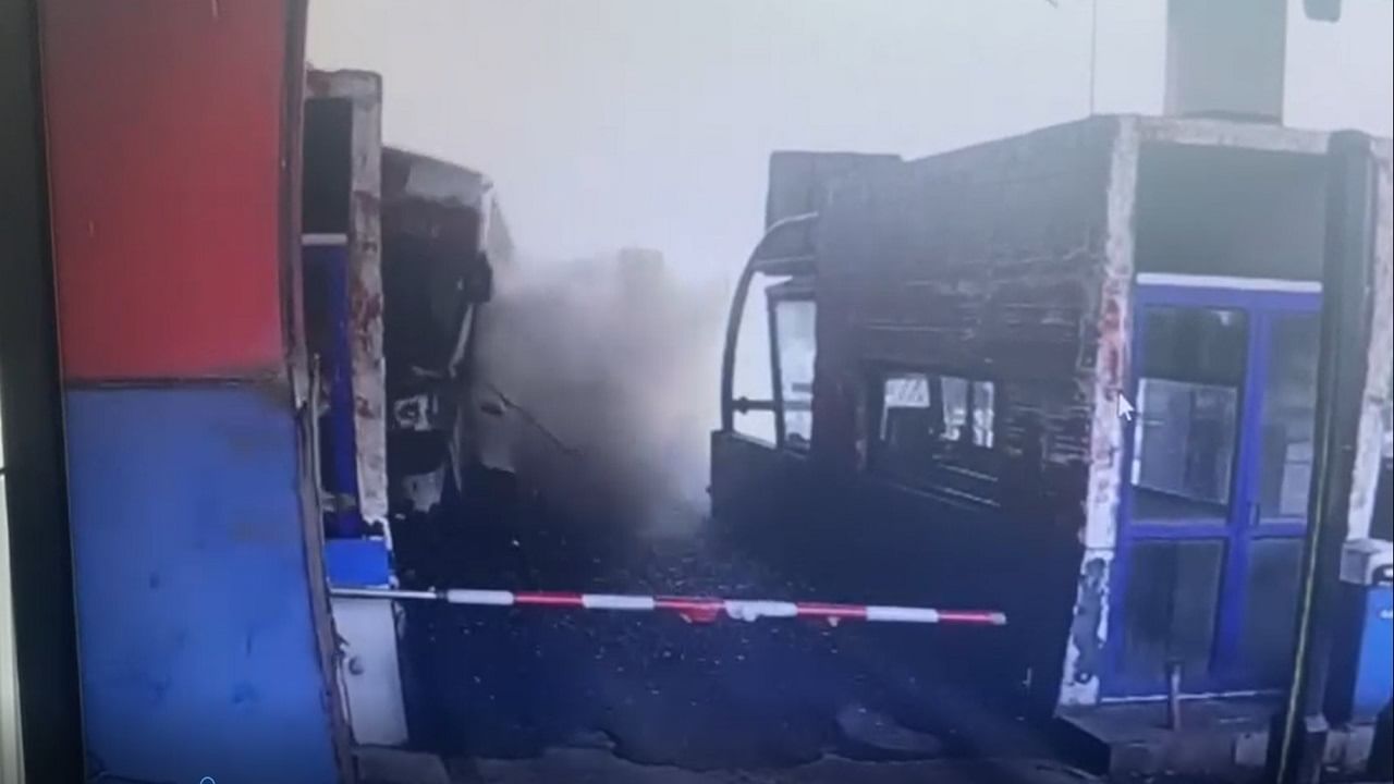 VIDEO | गुजरातमध्ये खाजगी ट्रॅव्हल्स बसचा भीषण अपघात, प्रवाशांनी भरलेली बस टोल प्लाझामध्ये घुसली; अपघाताचा थरार सीसीटीव्हीमध्ये कैद