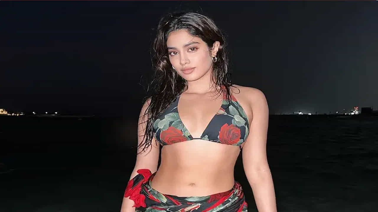 जान्हवी कपूर (Janhvi Kapoor) आजकाल तिची बहीण खुशी कपूरसोबत (Khushi Kapoor) दुबईमध्ये धमाल करताना दिसत आहे. तिने तिच्या सोशल मीडिया अकाउंटवरून काही बोल्ड फोटो शेअर करून कॅप्शनमध्ये लुंगी डान्स असे लिहिले आहे.