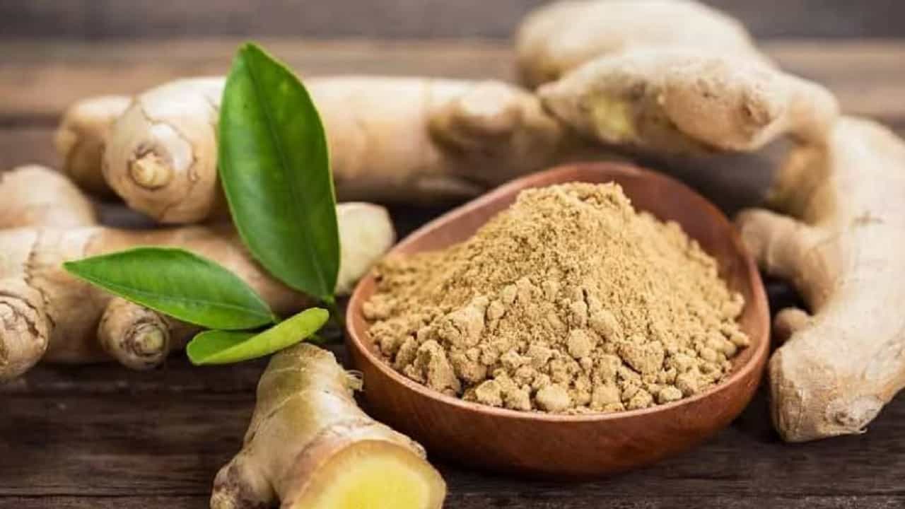 आले हे भारतीय स्वयंपाक घरामधील सर्वात महत्वाचा पदार्थ आहे. आपण ते आपल्या चहात वापरतो की जेवणात. आल्यामध्ये अँटिऑक्सिडंट आणि दाहक-विरोधी गुणधर्मांचे पॉवरहाऊस आहे. जे तुमच्या त्वचेसाठी, केसांसाठी आणि शरीरासाठी फायदेशीर आहे.