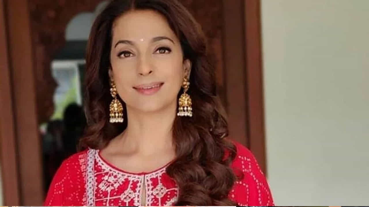 अभिनेत्री जुही चावला 13 नोव्हेंबरला तिचा वाढदिवस साजरा करते. चित्रपटांमध्ये येण्यापूर्वी जुहीने 1984 मध्ये ‘मिस इंडिया’चा किताब पटकावला होता. 1986 मध्ये आलेल्या 'सुलतनत' या चित्रपटातून तिने हिंदी चित्रपटांमध्ये करिअरला सुरुवात केली. मात्र, हा चित्रपट फ्लॉप ठरला होता. यानंतर ती दक्षिण भारतीय उद्योगाकडे वळली. तिथे काही चित्रपट केल्यानंतर जुहीने पुन्हा बॉलिवूडकडे वळली.
