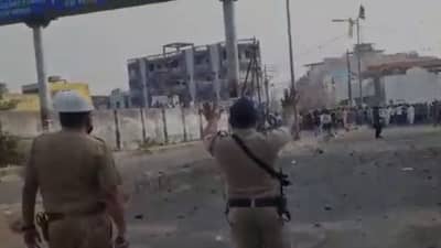 त्रिपुरातील घटनेचे नांदेडमध्ये तीव्र पडसाद; मुस्लिम समाजाच्या मोर्चाला गालबोट, जमावाकडून दगडफेक आणि तोडफोड