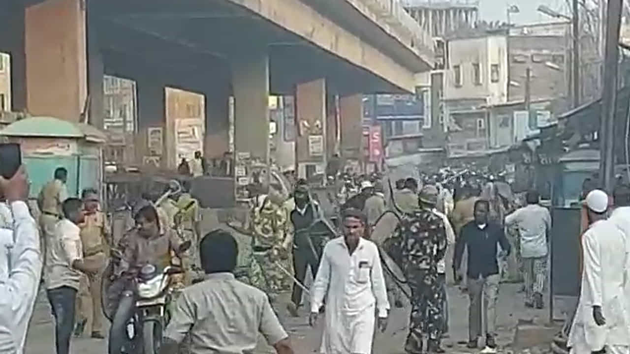 VIDEO: दगडफेक, लाठीमार आणि कडकडीत बंद, राज्यातील हिंसक घटनांचे 5 महत्त्वाचे व्हिडीओ!