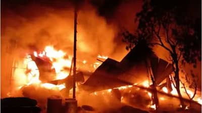 VIDEO : रायगडमध्ये प्लास्टिकवर प्रक्रिया करणाऱ्या कंपनीला मोठी आग, पाच तासाच्या प्रयत्नानतंर आगीवर नियत्रंण