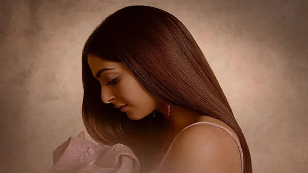 बॉलिवूड अभिनेत्री सोनम कपूर (Sonam Kapoor) तिच्या फॅशन सेन्ससाठी संपूर्ण फिल्म इंडस्ट्रीत प्रसिद्ध आहे. तिला फॅशन आयकॉन देखील म्हटले जाते. नुकतेच तिने सोशल मीडियावर काही सुंदर फोटो शेअर केले आहेत.