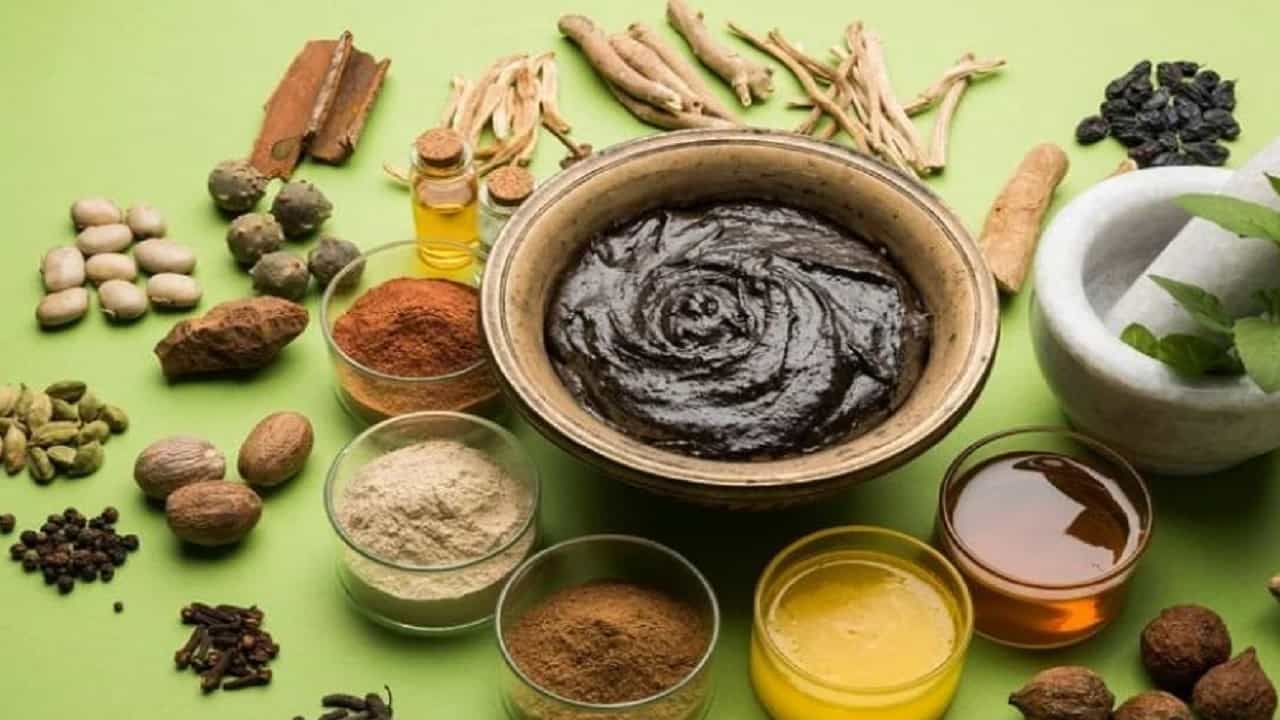 बदलेल्या जीवनशैलीचा परिणाम फक्त आपल्या केसांवर आणि त्वचेवरच होत नाही तर आरोग्यावर देखील होतो. यादरम्यान आपल्या आरोग्याची काळजी घेण्यासाठी आपण काही आयुर्वेदिक उपाय केले पाहिजेत.