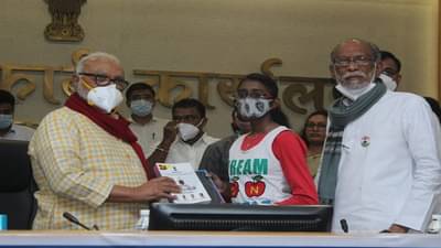 महाज्योतीच्या वतीने विद्यार्थ्यांना टॅब वाटप; दीड वर्षापर्यंत दररोज मोफत 6 जीबी इंटरनेट डेटाही