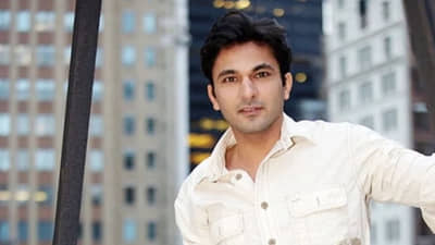 Happy Birthday Vikas Khanna | कधीकाळी आई-आजीसोबत पराठे विकायचा, आता जगातील प्रसिद्ध शेफ म्हणून ओळखला जातोय विकास खन्ना!