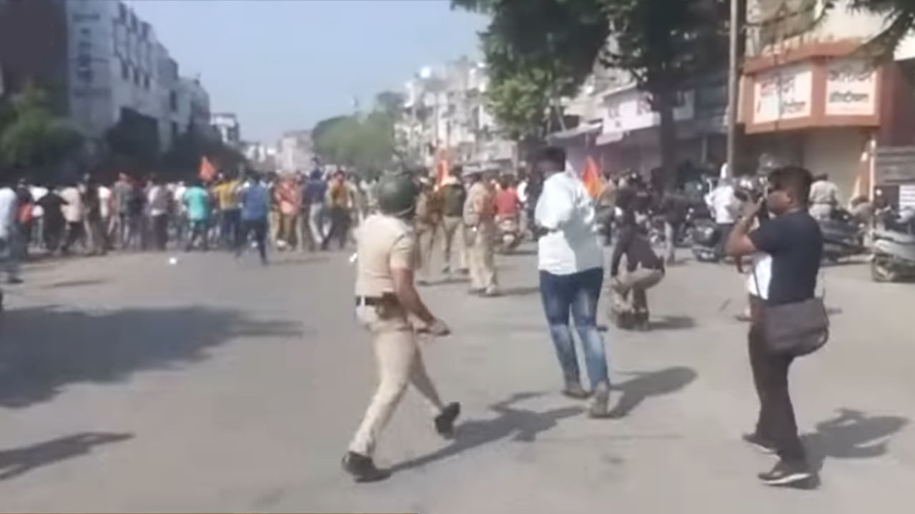 Amravati Violence : अमरावतीमधील इंटरनेट सेवा पूर्ववत, सामान्यांना दिलासा; संचारबंदी मात्र कायम Amravati Violence : अमरावतीमधील इंटरनेट सेवा पूर्ववत, सामान्यांना दिलासा; संचारबंदी मात्र कायम