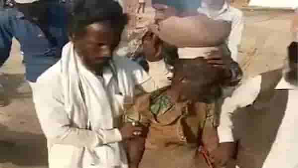 गुजरातमध्ये अल्पवयीन मुलीसोबत तालिबानी कृत्य; चेहऱ्याला काळं फासलं, मुंडण केलं नंतर आगीचा मटका घेऊन गावभर फिरवलं