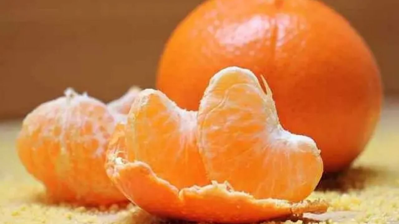 Side effects of Oranges : संत्री खाणे आरोग्यासाठी फायदेशीर, पण दिवसभरात किती खायचे ते जाणून घ्या!