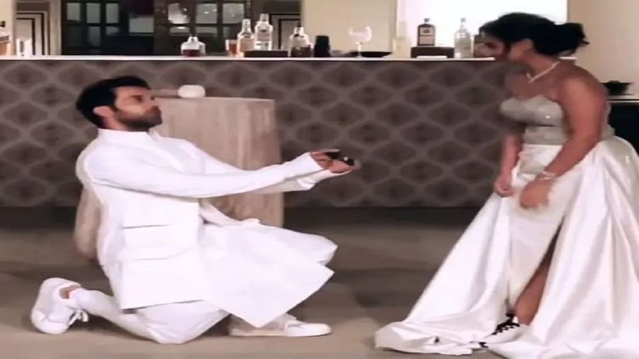 सेम ड्रेस, फिलिंगही सेम, राजकुमार पत्रलेखाचं अनोखं प्रेम, गुडघ्यावर बसून प्रपोज, पाहा रोमँटिक Video सेम ड्रेस, फिलिंगही सेम, राजकुमार पत्रलेखाचं अनोखं प्रेम, गुडघ्यावर बसून प्रपोज, पाहा रोमँटिक Video