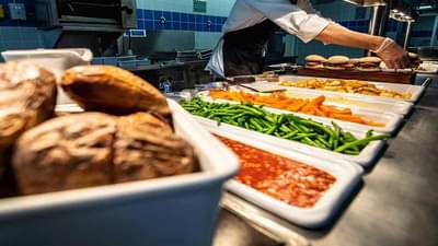 रेल्वेने प्रवास करणाऱ्यांसाठी महत्त्वाची बातमी; ट्रेनमध्ये आता फक्त शाकाहारी भोजनच मिळणार