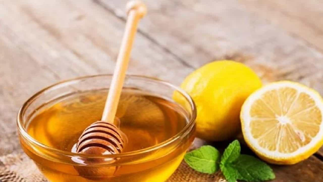 तेलकट त्वचेसाठी लिंबू चांगले आहे. त्यामुळे त्वचेचे अतिरिक्त तेल नियंत्रित राहण्यास मदत होते. तुमच्या मानेवरील टॅन काढण्यासाठी लिंबू अत्यंत फायदेशीर आहे.