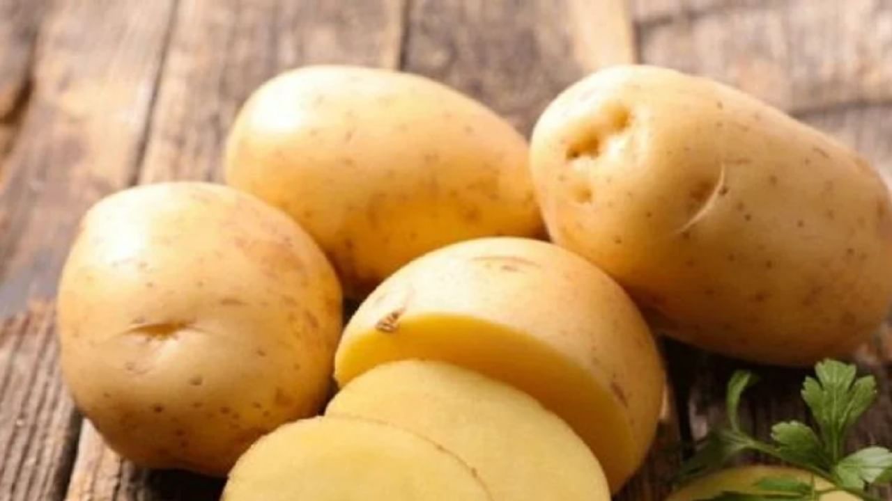 बटाटे बहुतेकजण भाजी म्हणून वापरतात. त्यात सोलॅनिस नावाचा विषारी घटक आढळतो. या कारणास्तव, याचे कच्चे सेवन केल्याने पचनसंस्थेशी संबंधित समस्या उद्भवू शकतात. मात्र, मानेवरील टॅन काढण्यासाठी बटाटे अत्यंत फायदेशीर आहेत.