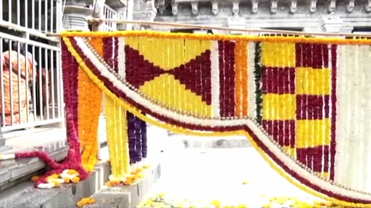 कार्तिकी एकादशीच्या निमित्ताने पंढरपूरातील विठ्ठल मंदिराला आकर्षक फुलांची सजावट केली जाणार आहे. त्याची जय्यद तयारी पंढरपूरात सुरु झाली आहे. या वर्षी विठ्ठल मंदिराला एकुण 5 टन फुलांची सजावट केली जाणार आहे.