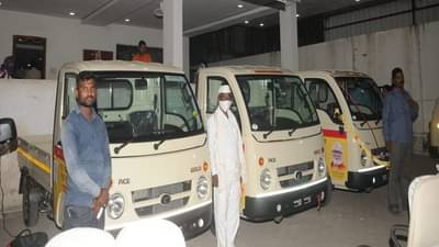 फिरत्या विक्री केंद्राने बेरोजगारीवर मात; येवल्यात यशस्वी उद्योजक घडविण्यासाठी वाहनांचे वाटप