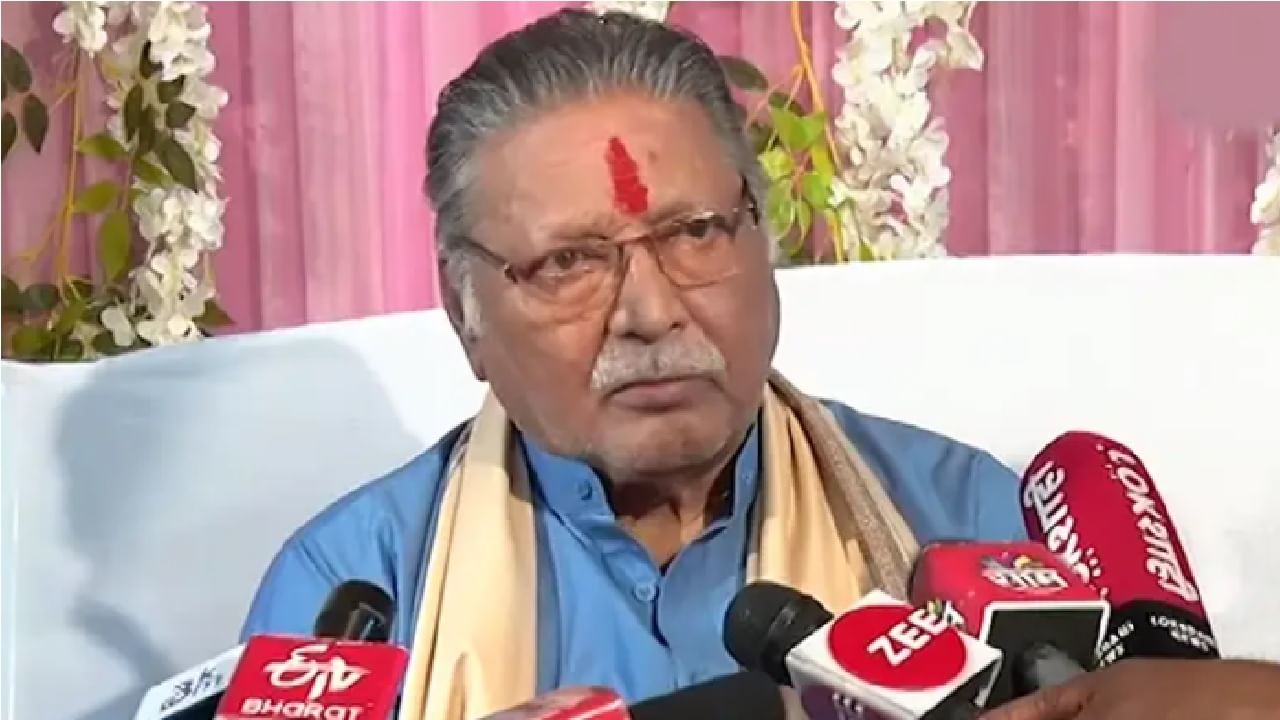 'कंगनाचे समर्थन मागे घ्या, स्वातंत्र्यवीरांची माफी मागावी,' विक्रम गोखलेंविरोधात शिवसेनेची चित्रपट सेना आक्रमक 'कंगनाचे समर्थन मागे घ्या, स्वातंत्र्यवीरांची माफी मागावी,' विक्रम गोखलेंविरोधात शिवसेनेची चित्रपट सेना आक्रमक