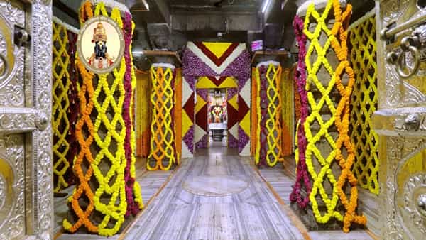 कार्तिकी एकादशीच्या निमित्ताने पंढरपूरातील विठ्ठल मंदिराला आकर्षक फुलांची सजावट केली. गेल्या 3 दिवसांपासून ही तयारी करण्यात आली आहेया वर्षी विठ्ठल मंदिराला एकुण 5 टन फुलांची सजावट केली गेली आहे. साधारण 30 ते 35 कारागीरांनी यासाठी मेहनत घेतली आहे.
