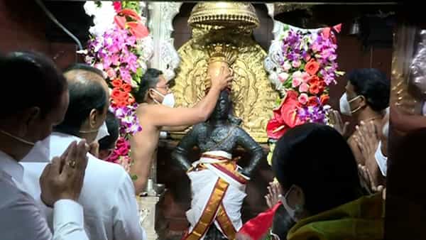 कार्तिकी एकादशीच्या निमित्ताने पंढरपूरातील विठ्ठल मंदिराला आकर्षक फुलांची सजावट केली. गेल्या 3 दिवसांपासून ही तयारी करण्यात आली आहेया वर्षी विठ्ठल मंदिराला एकुण 5 टन फुलांची सजावट केली गेली आहे. साधारण 30 ते 35 कारागीरांनी यासाठी मेहनत घेतली आहे.