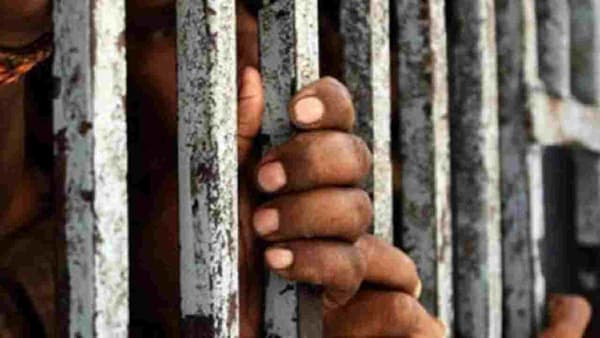 कोरोनाचा पॅरोल पथ्यावर? राज्यातल्या 20 हजार कैद्यांची कायमची सुटका? काय आहे, सर्वोच्च न्यायालयातला खटला?