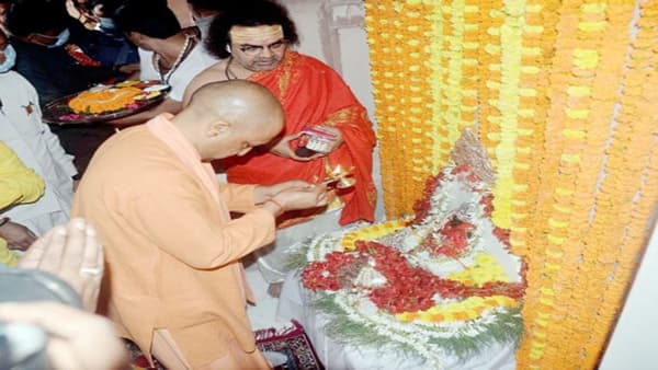 VIDEO: 108 वर्षांपूर्वी काशीतून चोरलेली अन्नपूर्णेची मूर्ती कॅनडातून भारतात परत आली, मुख्यमंत्री योगींनी केली प्रतिष्ठापना