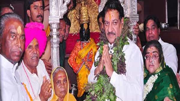माजी मुख्यमंत्री पृथ्वीराज चव्हाण यांच्या कार्यकाळामध्ये त्यांना श्री विठ्ठलाची सेवाकरण्याचा मान 4 वेळा मिळाला.