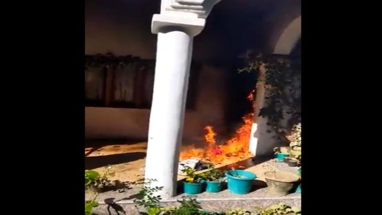 VIDEO: सलमान खुर्शीद यांच्या घरावर दगडफेक, जाळपोळ; पुस्तकात हिंदुत्वाची ISIS आणि बोको हरामशी तुलना केल्याचा वादावरून झाला हल्ला