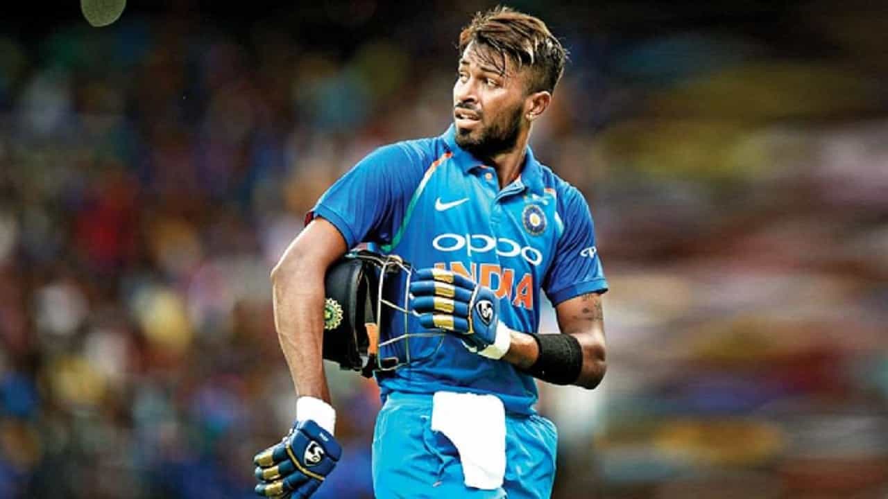 टी20 वर्ल्ड कप 2021 मध्ये खराब प्रदर्शन केल्यामुळे हार्दिक पंड्याला आगामी न्यूझीलंडविरुद्धच्या सामन्यांसाठी संघाबाहेर केलं आहे. खराब फॉर्मचं संकट समोर असतानाच आता नवं संकट पंड्याच्या नशीबी आलं आहे. समोर आलेल्या माहितीनुसार हार्दिक पंड्याकडून 5 कोटीं रुपयांची 2 घड्याळं कस्टम विभागानं एयरपोर्टवर जप्त केली आहेत.