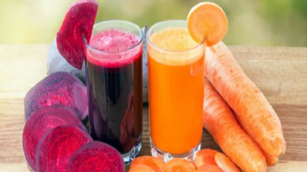 जर तुम्ही हिवाळ्यात ज्यूससाठी हेल्दी रेसिपी शोधत असाल तर तुम्ही बीट आणि गाजरचा रस घेऊ शकता. हा रस अतिशय चवदार असून तो काही मिनिटांत बनवता येतो. तसेच हा रस अत्यंत आरोग्यदायी आहे.