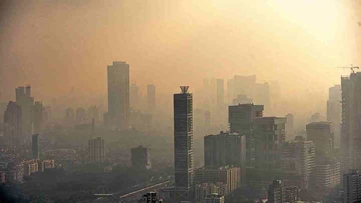 सावधान! मुंबईची हवा दिल्लीपेक्षाही खराब, वायू प्रदूषणात प्रचंड वाढ सावधान! मुंबईची हवा दिल्लीपेक्षाही खराब, वायू प्रदूषणात प्रचंड वाढ