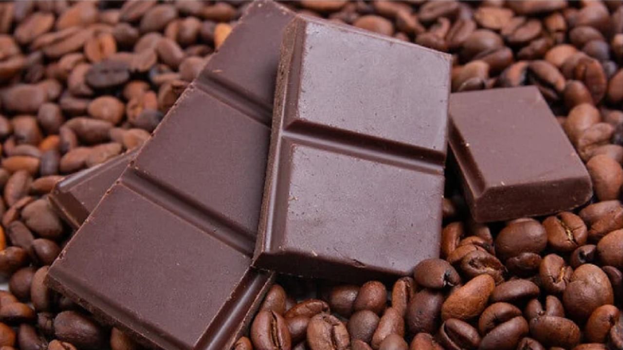 ब्लड शुगर लेव्हल संतुलित ठेवण्यासाठी डार्क चॉकलेटही महत्त्वाची भूमिका बजावते. रक्तदाब वाढल्याने अनेक गंभीर आजारांचा धोकाही वाढतो. डार्क चॉकलेट आपल्या शरीरातील रक्तातील साखरेची पातळी नियंत्रित ठेवण्यास मदत करते. 