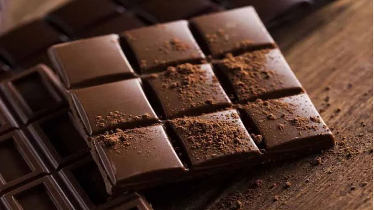 डार्क चॉकलेट खात असाल तर ते खूप पौष्टिक आणि आरोग्यासाठी फायदेशीर आहे. असे म्हटले जाते की त्यात फायबरसोबतच भरपूर खनिजे देखील असतात.