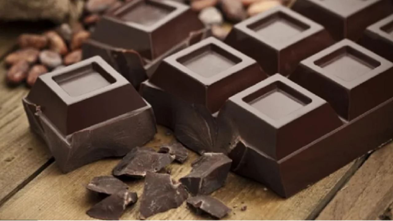 डार्क चॉकलेटचा वापर अनेकदा त्वचेसाठी केला जातो. खरंतर, ही चॉकलेटची बायोएक्टिव्ह संयुगे तुमच्या त्वचेसाठी फायदेशीर आहेत. यामध्ये आढळणारे फ्लेव्होनॉल सूर्याच्या किरणांपासून संरक्षण करतात. 