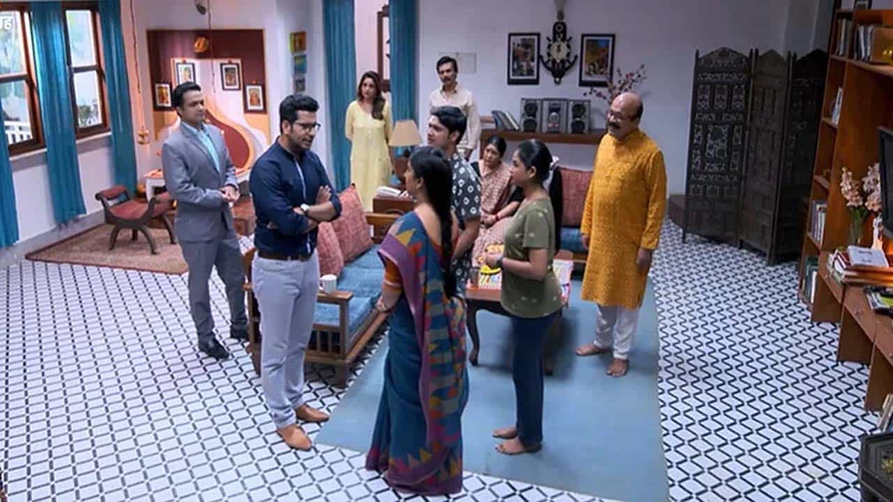 छोट्या पडद्यावरची ‘आई कुठे काय करते’ (Aai Kuthe Kay Karte) ही मालिका प्रचंड गाजते आहे. मालिकेचं भावनिक कथानक आणि एका आईची गगनभरारी असा आशय घेऊन पुढे चाललेली ही मालिका प्रेक्षकांना देखील प्रचंड भावते आहे. मात्र, आता मालिकेत एक नवं वळण आलं आहे. घटस्फोट झाल्यानंतर आता आई अर्थात ‘अरुंधती’च्या आयुष्यात एका नव्या व्यक्तीची एन्ट्री झाली आहे.